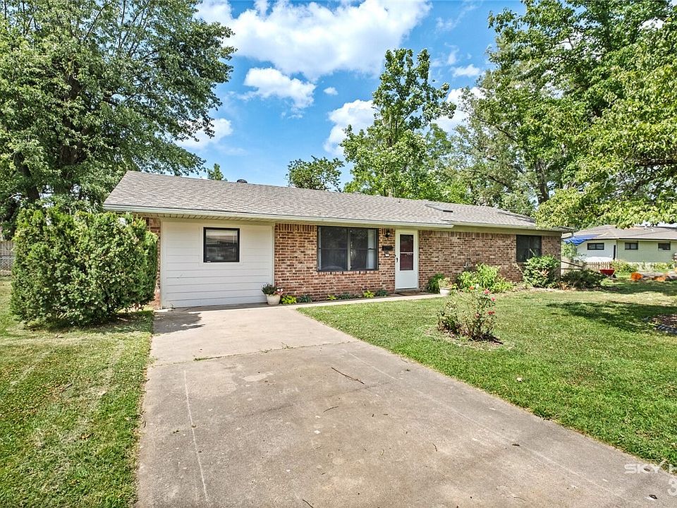 1st image of 804 Carson Dr