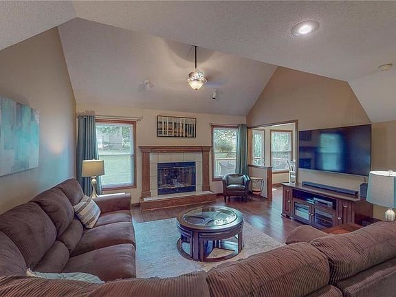 4th image of 709 NE Bright Ln