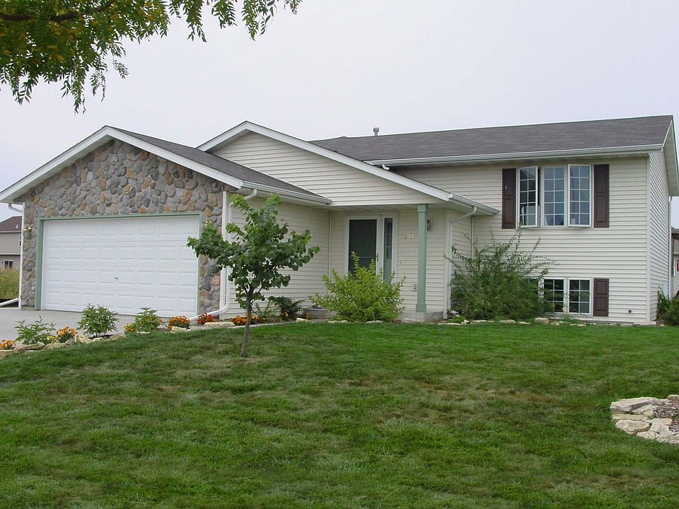 1st image of 303 Oakbrook Dr