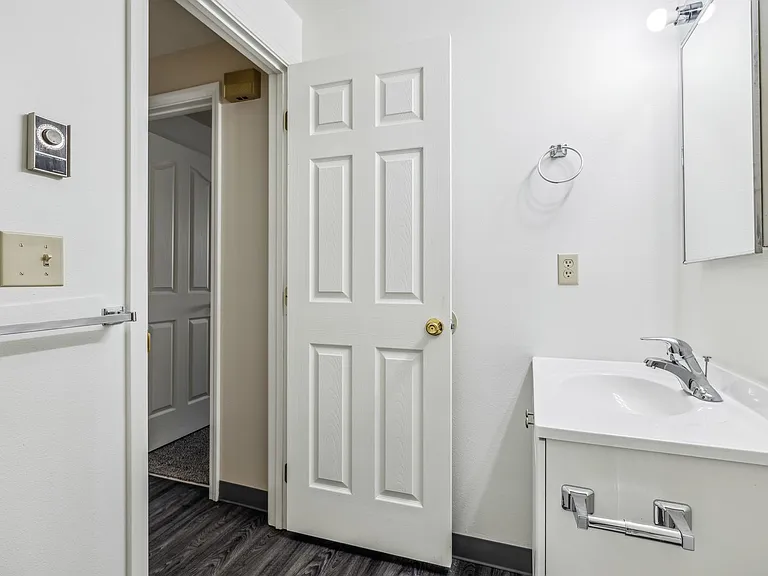 The Oaks Apartments — Photo 9