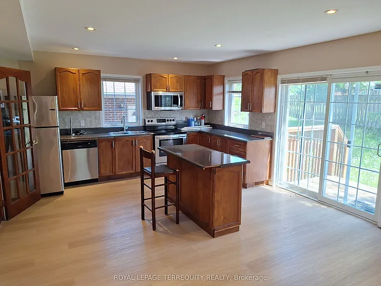 17 Compton Cres — Photo 2