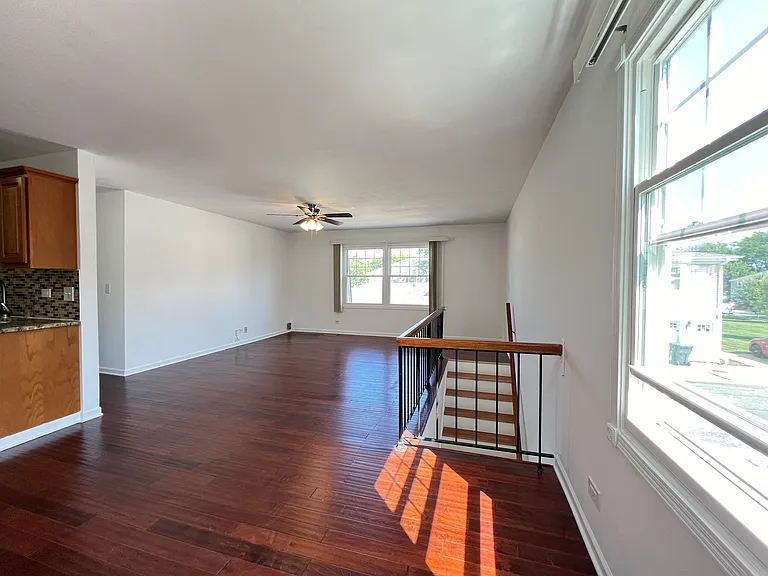 358 E Farmingdale Cir — Photo 6