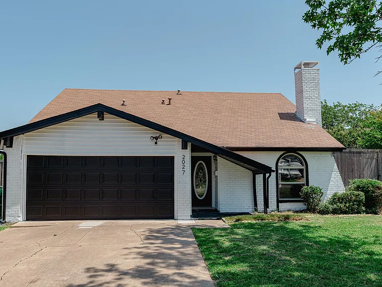 2027 Lucerne Cir — Photo 1