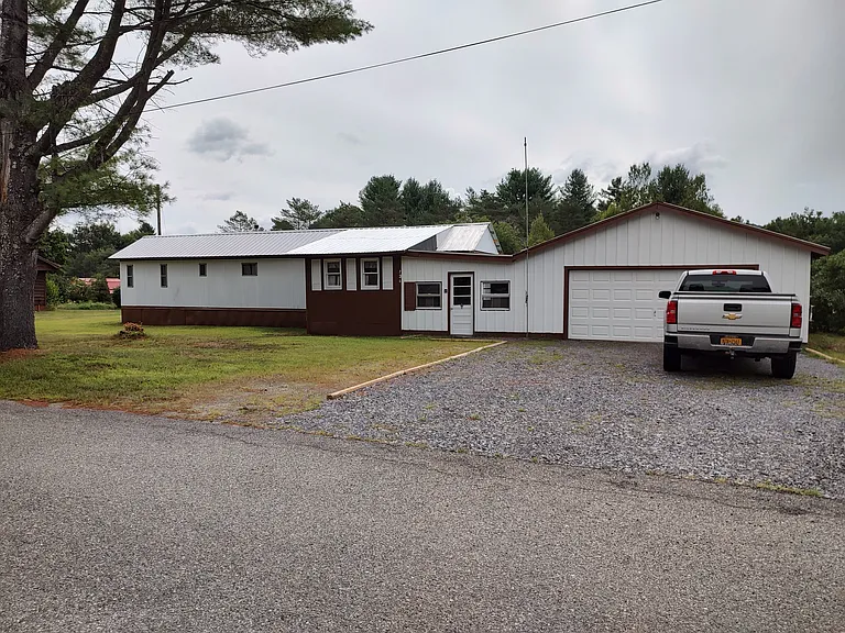 136 Sunset Cir — Photo 1