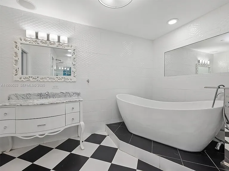 19116 Fisher Island Dr #19116 — Photo 16
