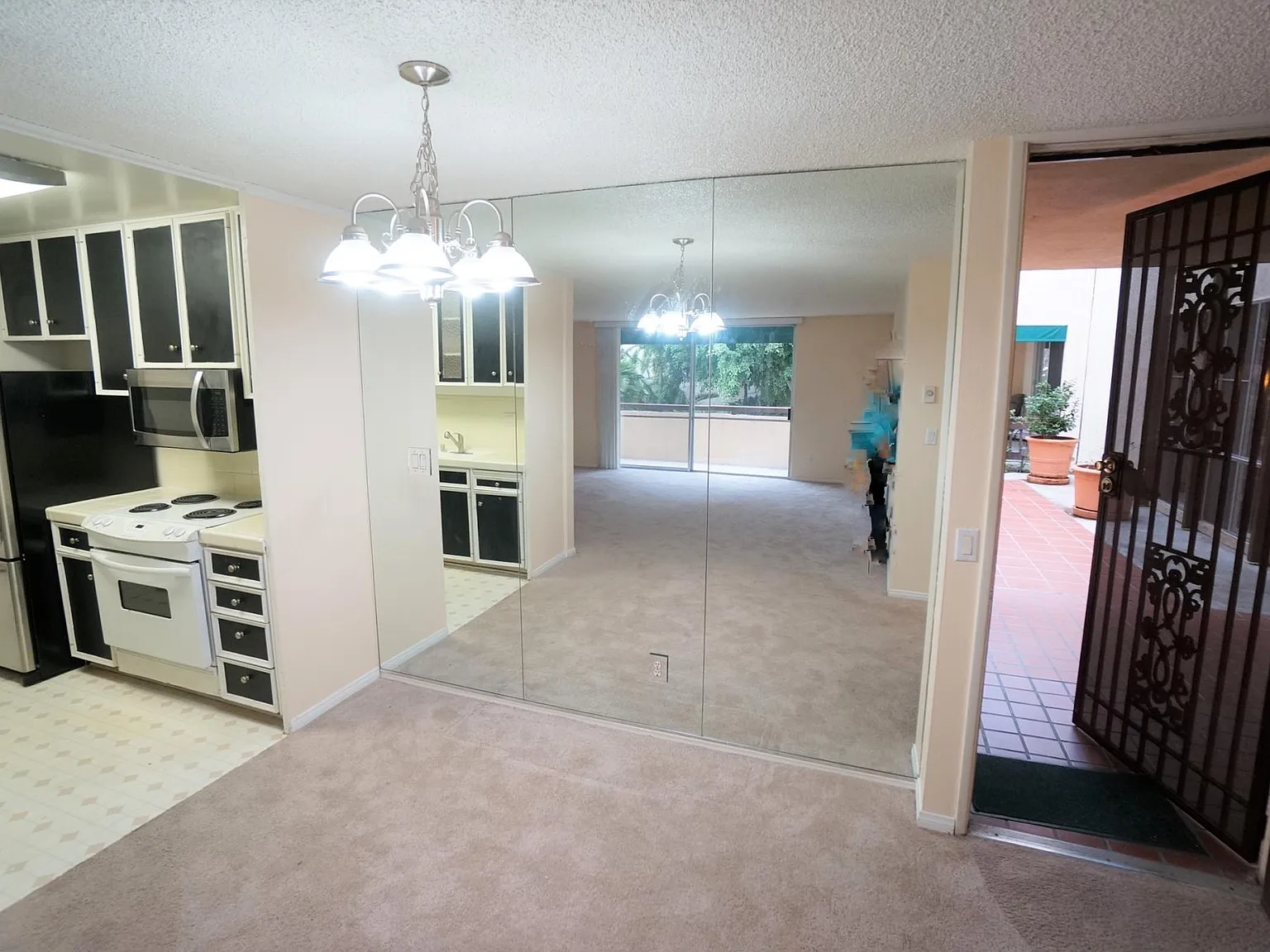1 bed, 713 sqft, $2,890 — Photo 3