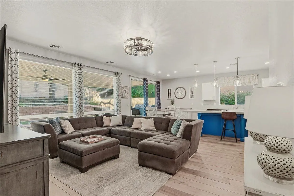 4 bed, 3.0 bath, 2461 sqft, $3,100 — Photo 3
