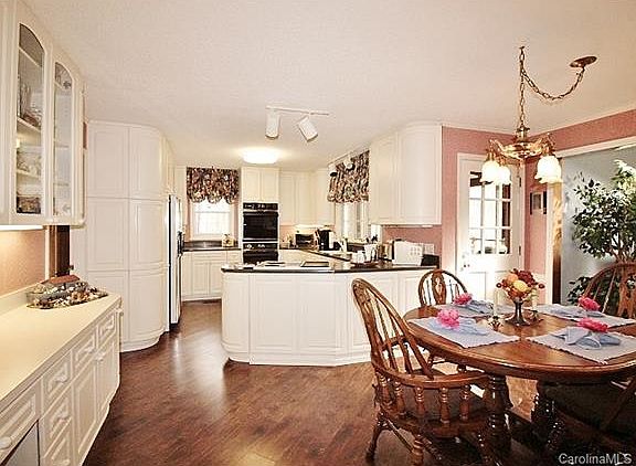 5th image of 8 Thornwood Ct