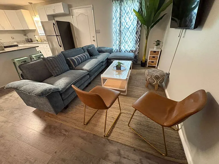 115 E Yonge St — Photo 32