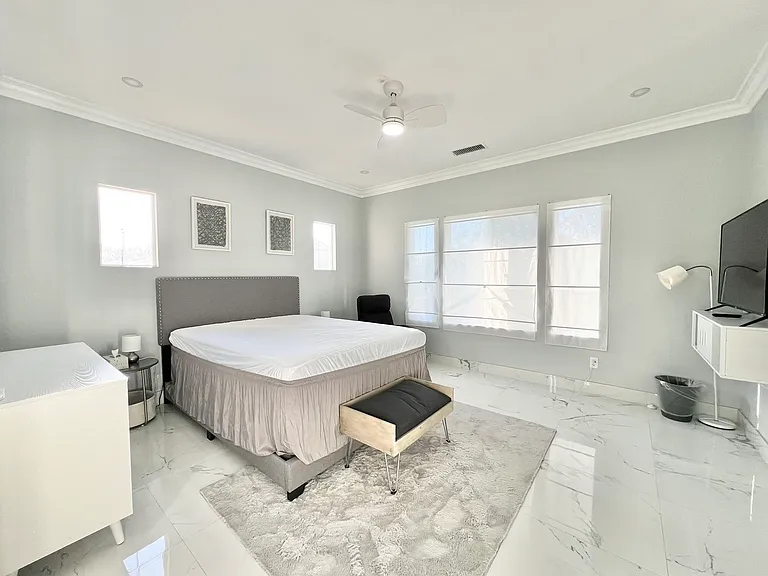 29 Olivewood — Photo 22