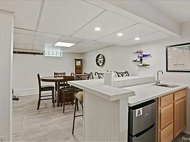 Finished Basement (wet bar)

*Please note: Home is rented unfurnished*