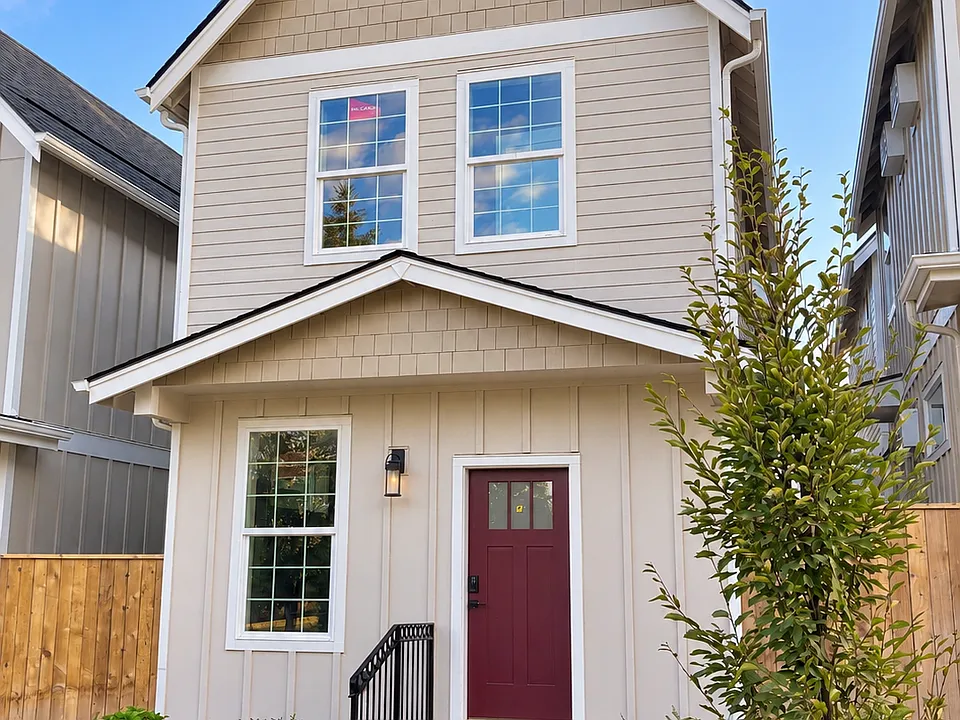 385 NW Conifer Blvd