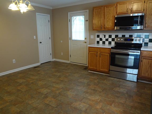 Eat-in Kitchen W/ Pantry