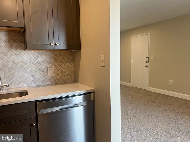 526 Broad St — Photo 7