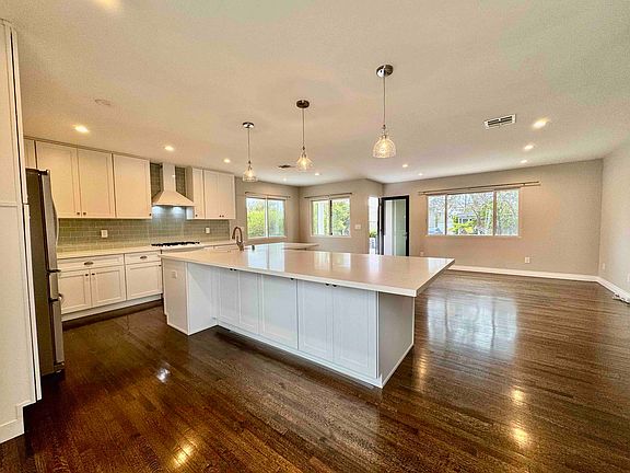 3rd image of 1512 Manzanita Ln