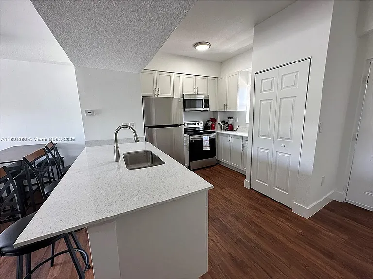 1638 SW 3rd St #303 — Photo 6