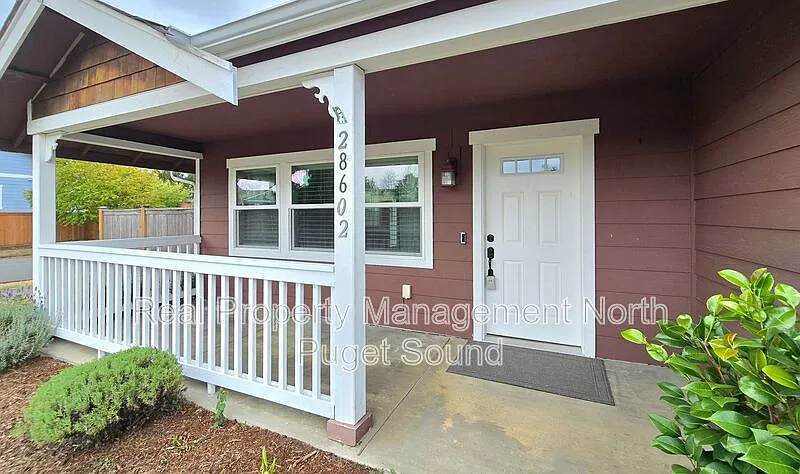 4 bed, 2.0 bath, 1653 sqft, $3,295 — Photo 2