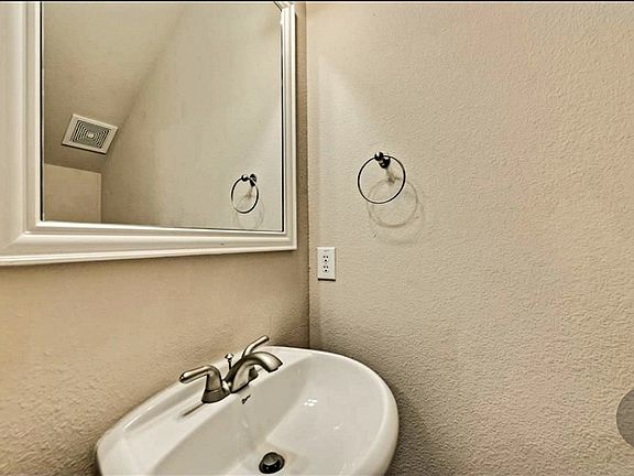 4th image of 501 Kingscote Ct