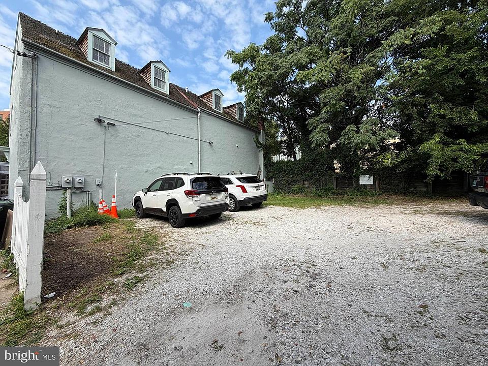 2nd image of 900 Tyson St