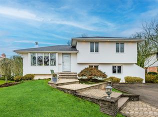 18 Roxbury Avenue, Plainview, NY 11803