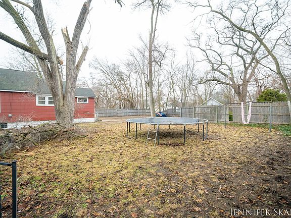 5th image of 296 W Larch Ave