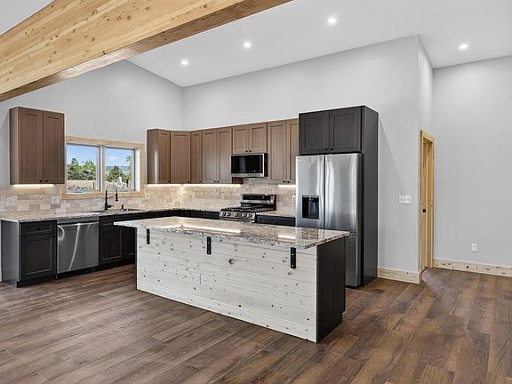 4th image of 400 Columbine Road
