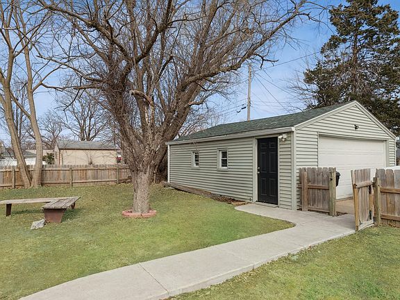 4th image of 2047 32nd St