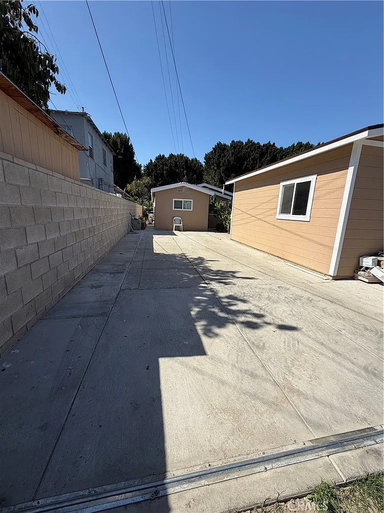 2 bed, 715 sqft, $2,650 — Photo 2