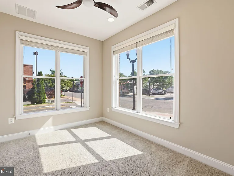 1100 S Edgewood St — Photo 3