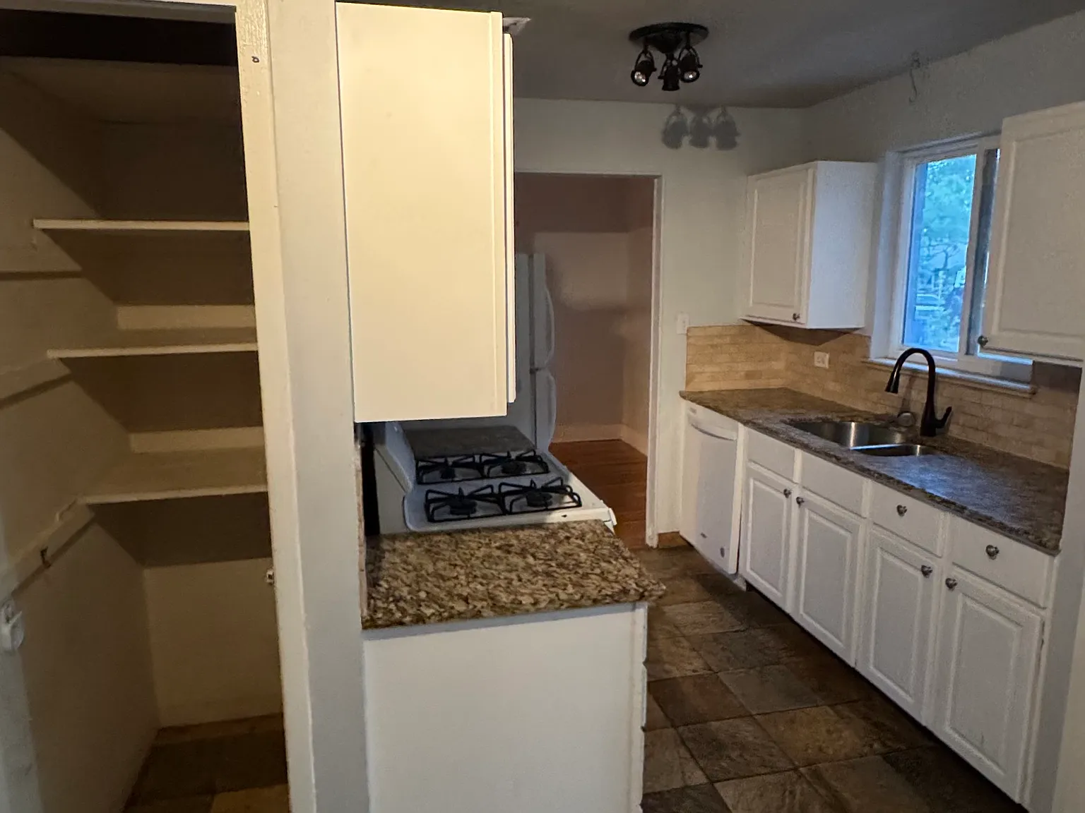 3 bed, 1014 sqft, $2,500 — Photo 3