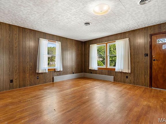 4th image of 1441 Eberhart Ave
