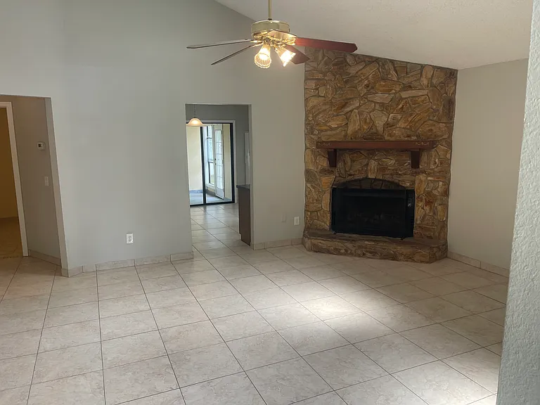 1852 Alberta Ct N — Photo 2
