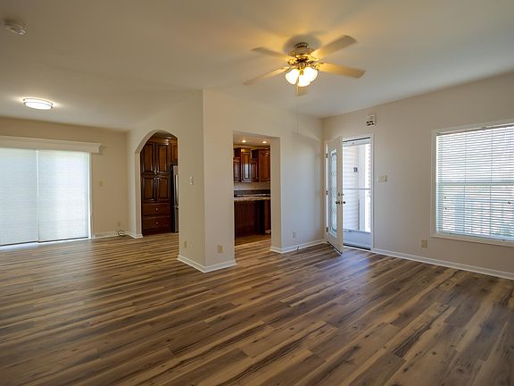 2nd image of 100 Pinetree Ln
