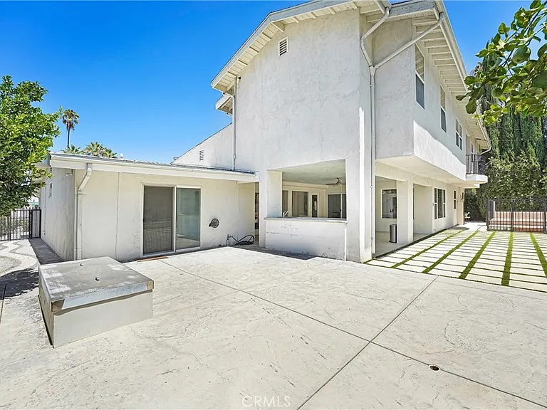 22450 Collins St — Photo 64