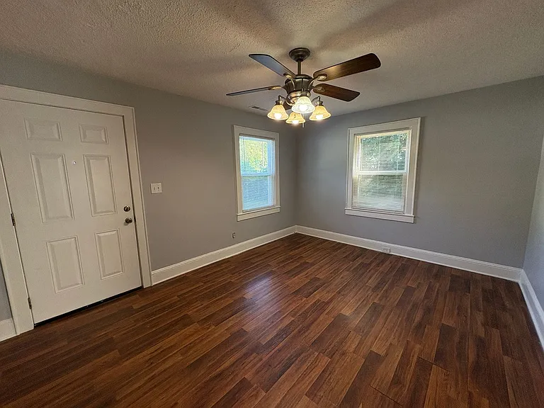 1832 Garibaldi Ave — Photo 2