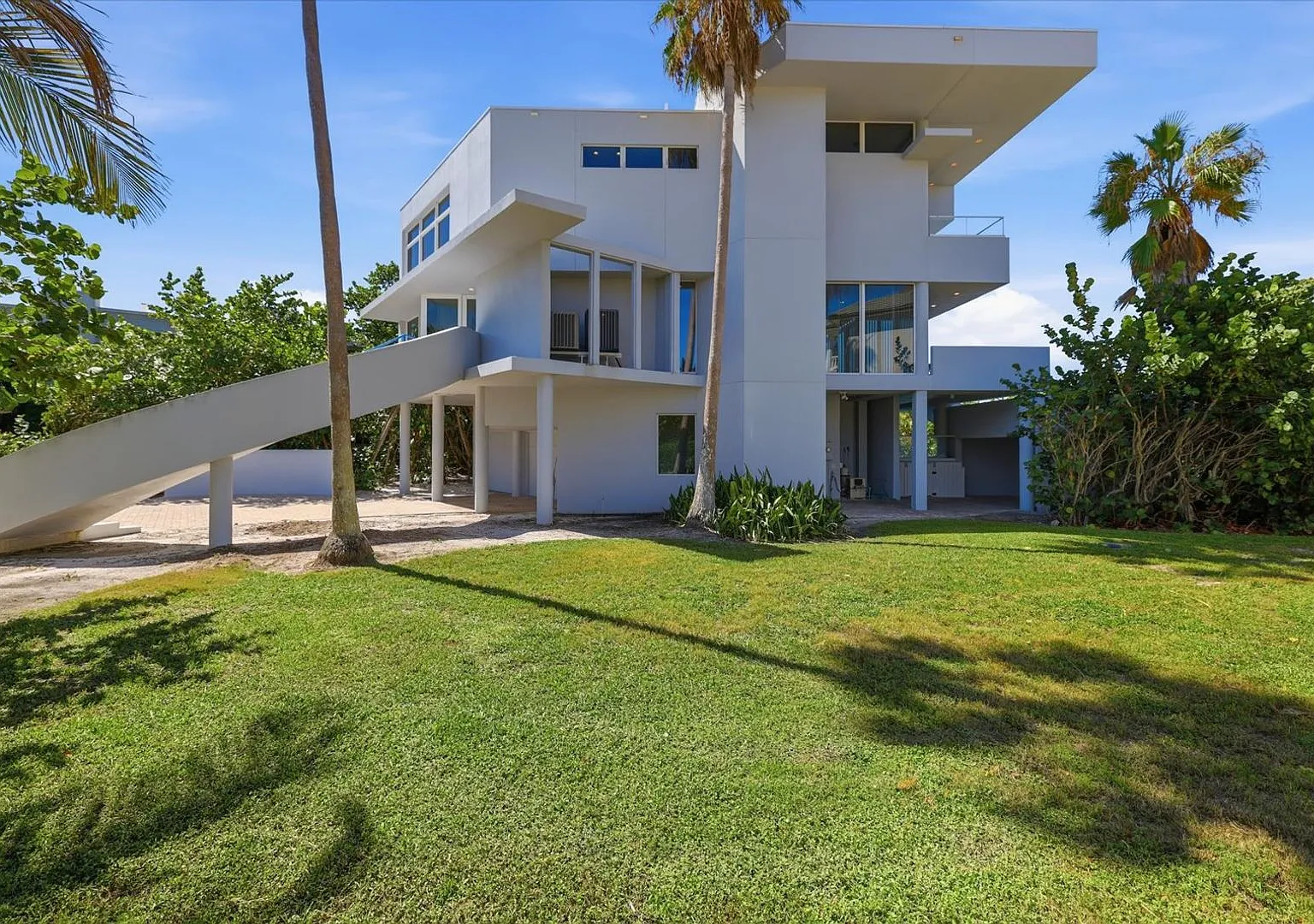 Beach Access & Gulf Views From This Incredible Luxury Home on Longboat Key — Photo 4