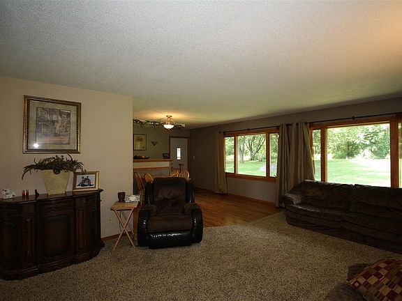 5th image of 15 Maplewood Dr