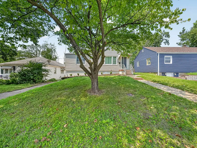 437 Warfield Ave — Photo 6