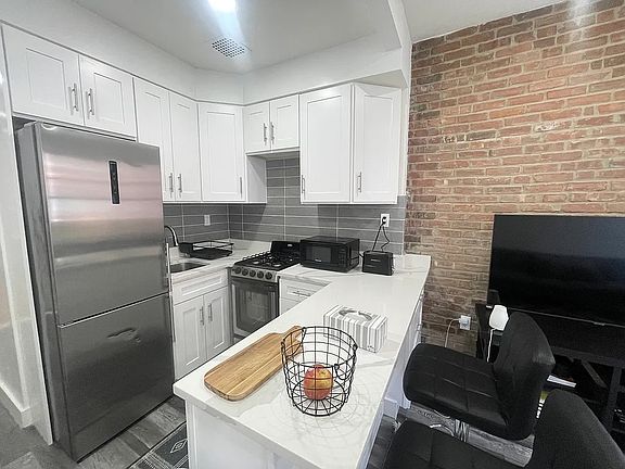 5th image of 410 W 51st St APT 504