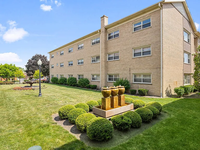 The Riviera Apartments of Evergreen Park — Photo 10
