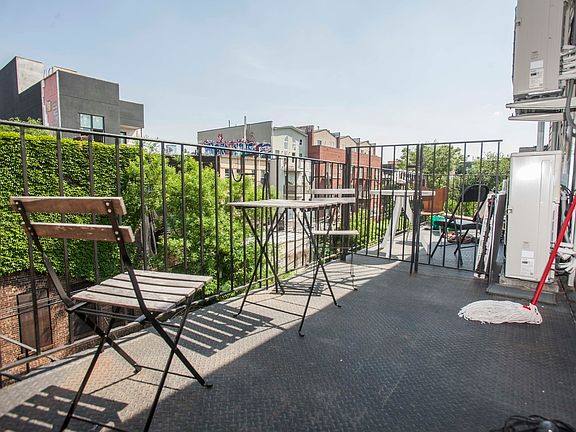 2nd image of 132 Jefferson St #3D