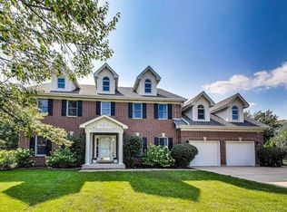 6808 Caitlin Ct, Willowbrook, IL 60527