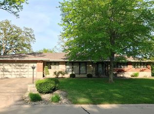 805 Dolphin Dr W, Highland, IL 62249