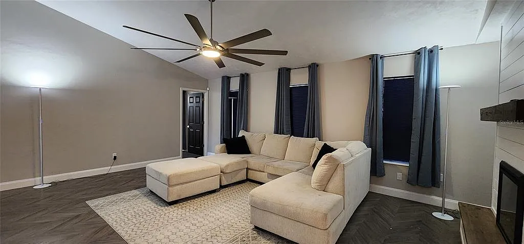 3 bed, 2.5 bath, 2214 sqft, $2,400 — Photo 4