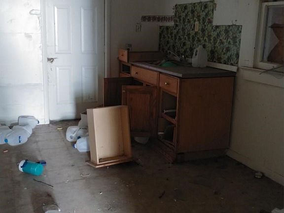 3rd image of 853 Richie Ave