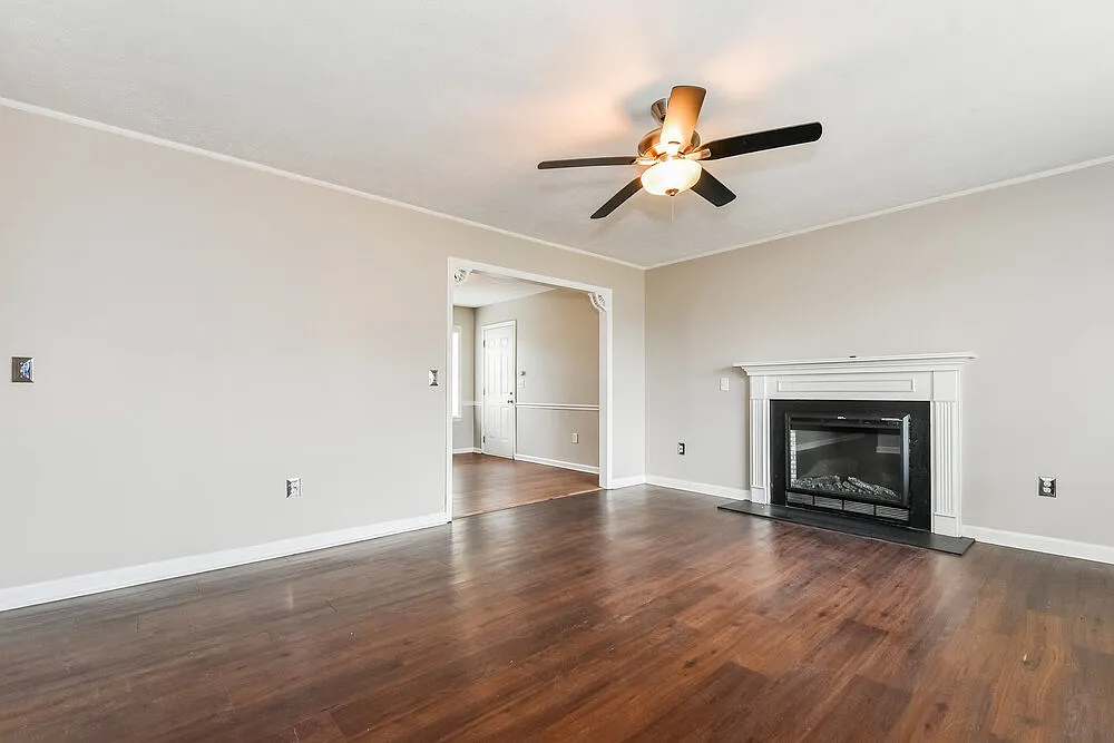4 bed, 2.5 bath, 2326 sqft, $2,305 — Photo 4