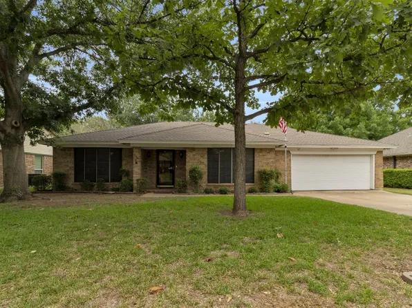 333 Suttonwood Dr, Fort Worth, TX 76108