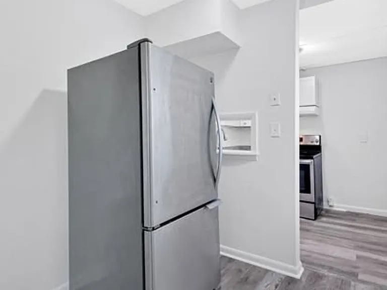 642 Dresden Dr — Photo 25