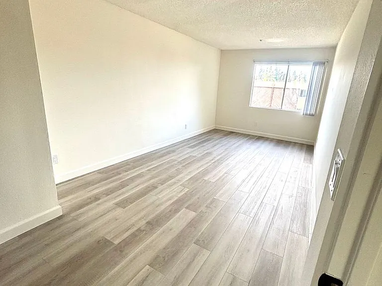 6331 Los Robles Ave — Photo 7