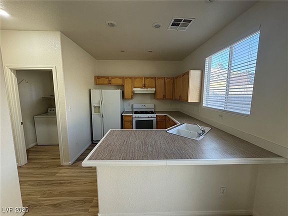 3rd image of 980 Country Skies Ave